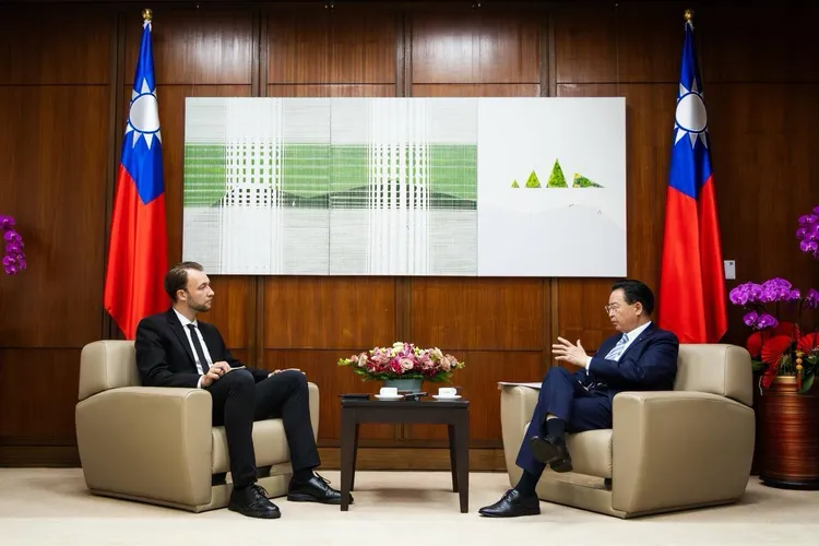 吳釗燮接受丹麥「貝林時報」駐台記者專訪。外交部提供