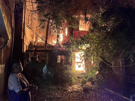 暗夜惡火!基隆民宅全面燃燒 母命喪火窟女嗆傷送醫