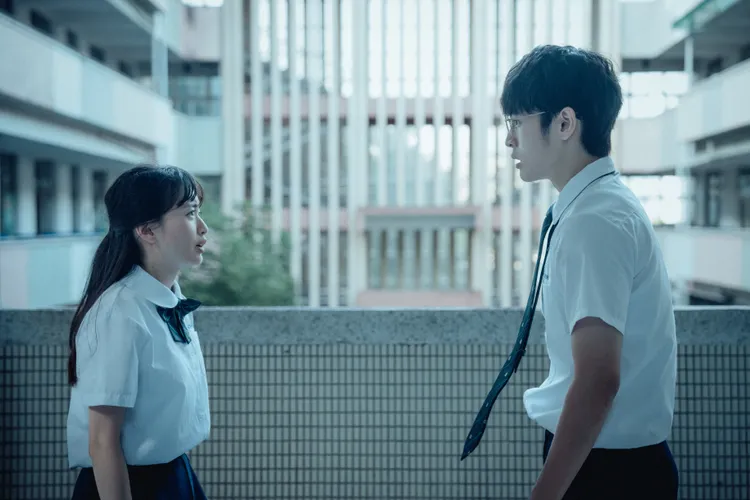 張豐豪（右）在『遊戲開始』之數學篇闖關求生存。絡思本娛樂提供