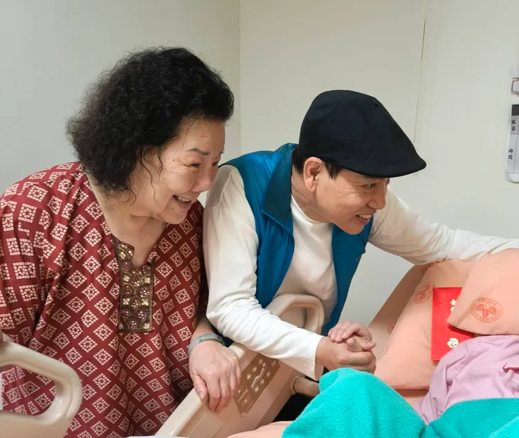 陳凱倫（中）1週前3度探訪陳盈潔，送上紅包，並緊握她的手，為她加油打氣，陳盈潔大姊（左）稱讚妹妹精神不錯。陳凱倫提供