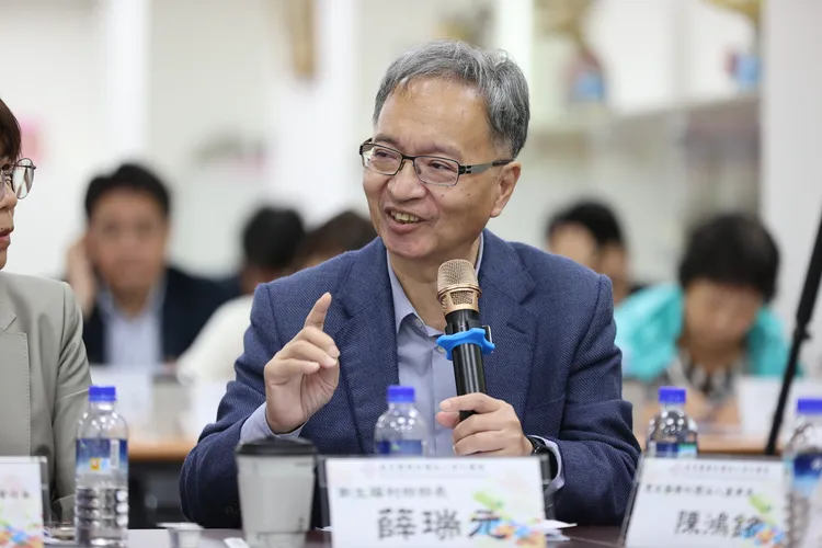 衛福部長薛瑞元認為要找出地區醫院的功能性，例如長照，這些角度來保住地區醫院的生存。宏仁醫院提供