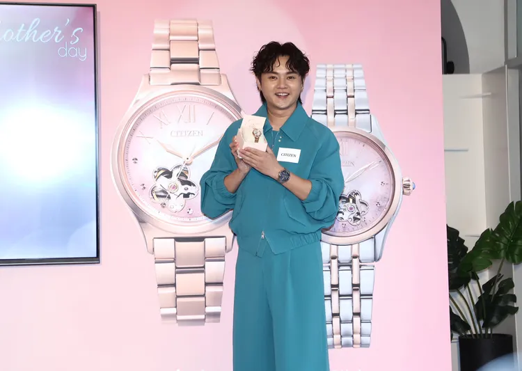 許富凱今年準備再送一隻櫻花錶給媽媽。彭欣偉攝
