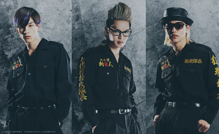 JO1成員金城碧海（左起）、隊長與那城獎、大平祥生扮演暴走族。原創娛樂提供