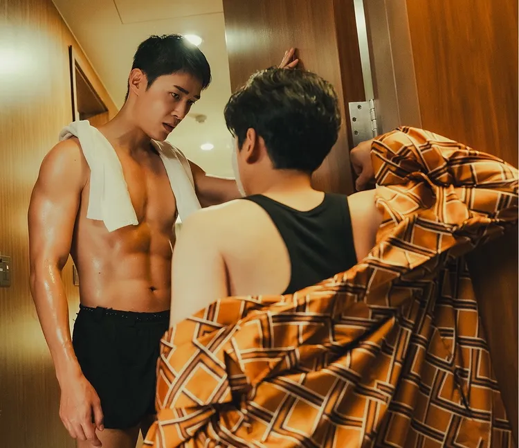 鄧偉德（左）在戲中展現精實的好身材。TVBS 提供