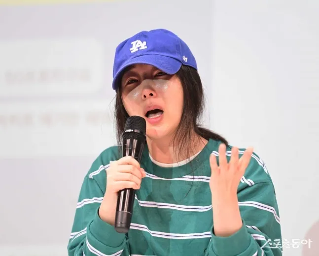 閔熙珍提到NewJeans打電話安慰她，淚水忍不住潰堤。翻攝東亞體育