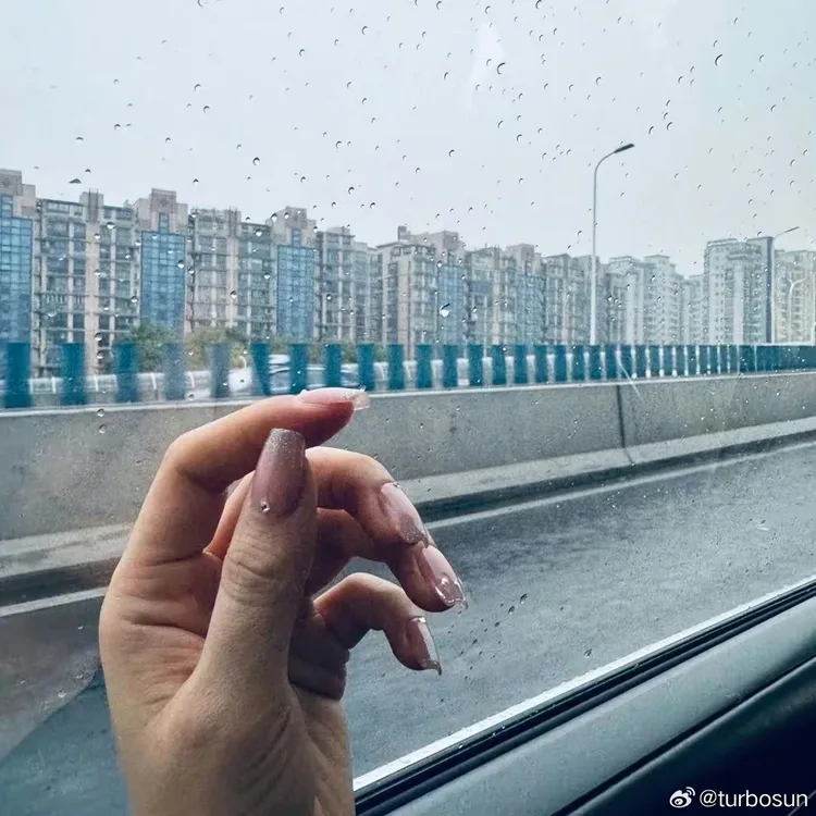 孫儷感嘆美甲讓她4個月無法練大提琴。翻攝孫儷微博