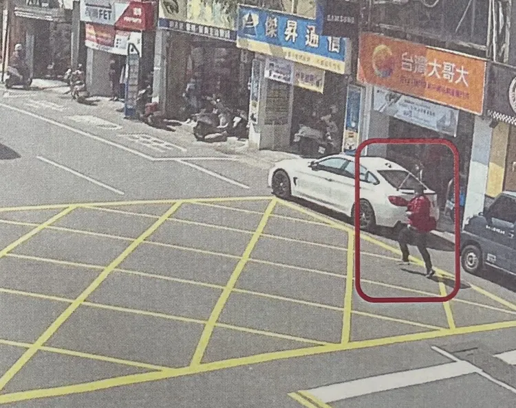 黃男搶彩券逃逸。翻攝畫面