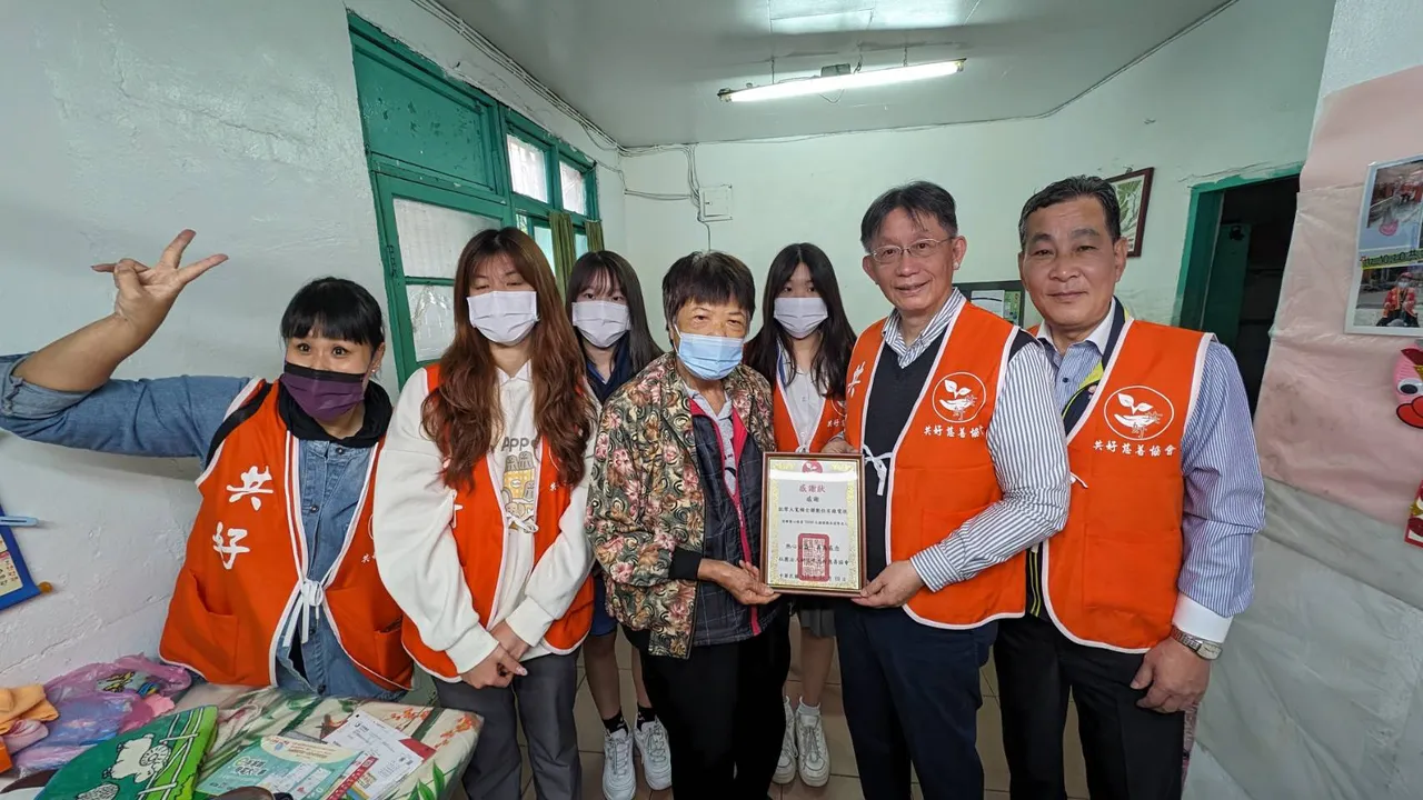 全聯有線電視員工與三民高中學生一起訪視獨居老人，推廣人道關懷。翻攝畫面