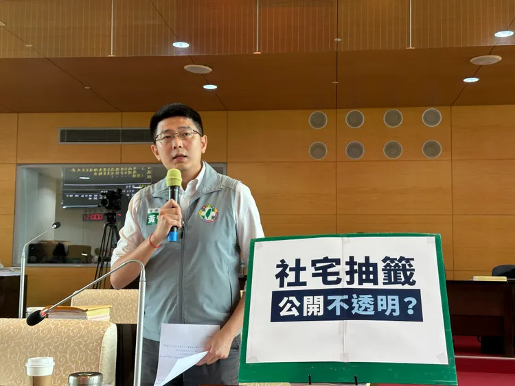 市議員黃守達質疑社宅抽籤制度不透明。黃守達服務處提供