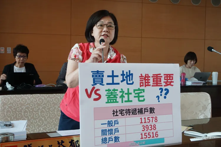 市議員張芬郁說，台中市等待遞補社宅的民眾多達1萬5千多人，興建速度追不上需求。張芬郁服務處提供