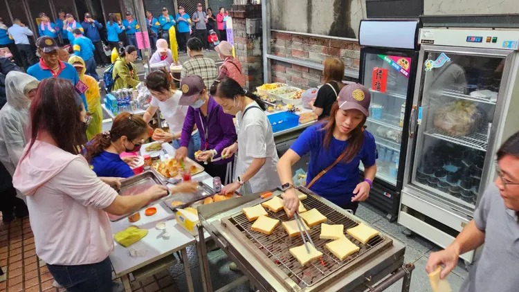 鄭姐今年擴大服務，在去程時提供豐富的點心站。大甲媽祖教師研習團提供