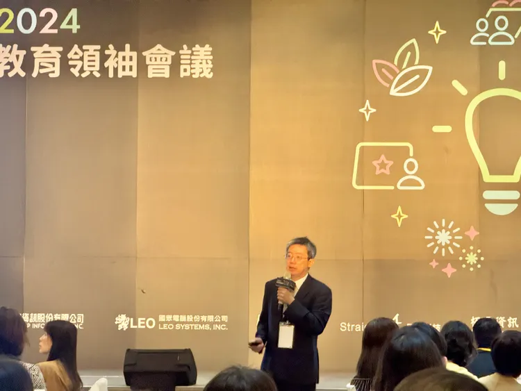 教育部 推動中小學數位學習精進方案專案辦公室 執行秘書 國立臺中教育大學 校長 郭伯臣分享去年學生透過數位裝置帶來的影響。趙筱文攝。