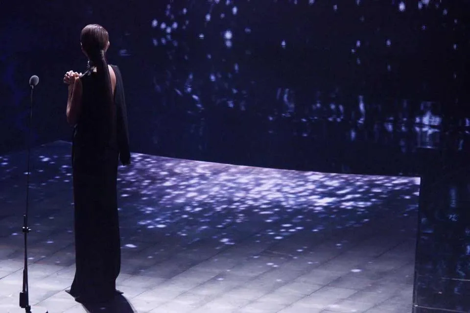 楊謹華2016年頒獎金鐘，黑色禮服露出側面豪乳，相當性感。翻攝自楊謹華臉書