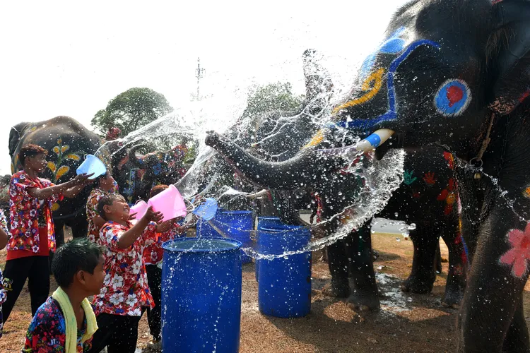 泰國大城府兒童9日與大象互相潑水，迎接即將到來的宋干節。新華社