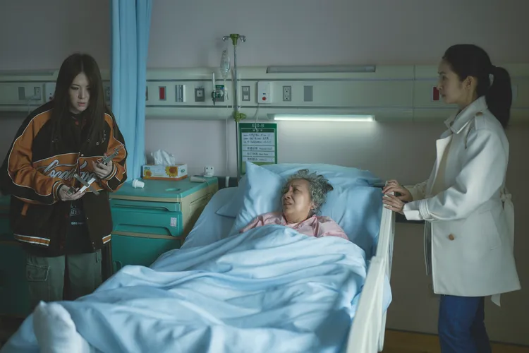 林依晨（右）與許瑋甯（左）在《不夠善良的我們》中討陸弈靜歡心。公視、MyVideo提供