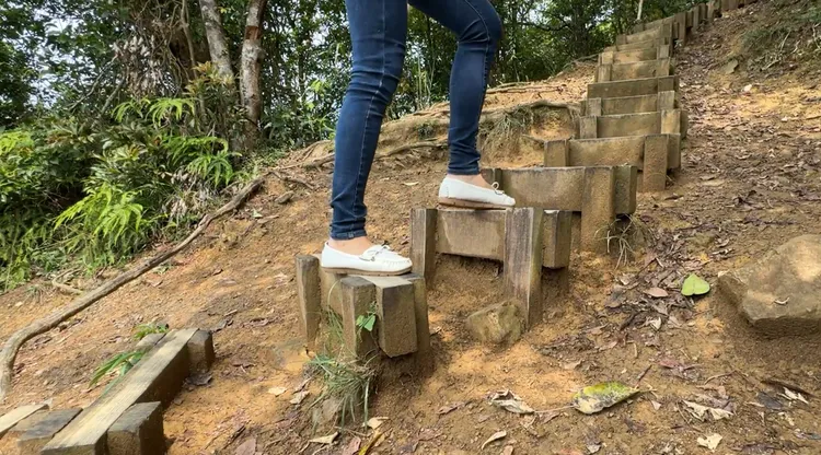 階梯只剩不到10公分，走在上面更加危險。陳乃瑜服務處提供