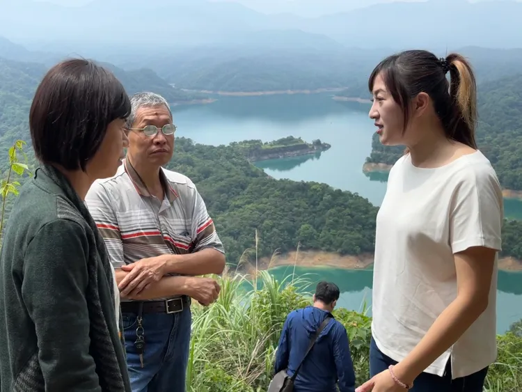 陳乃瑜與市府官員登石碇鱷魚島會勘步道，觀光局承諾暑假前修繕完畢。陳乃瑜服務處提供
