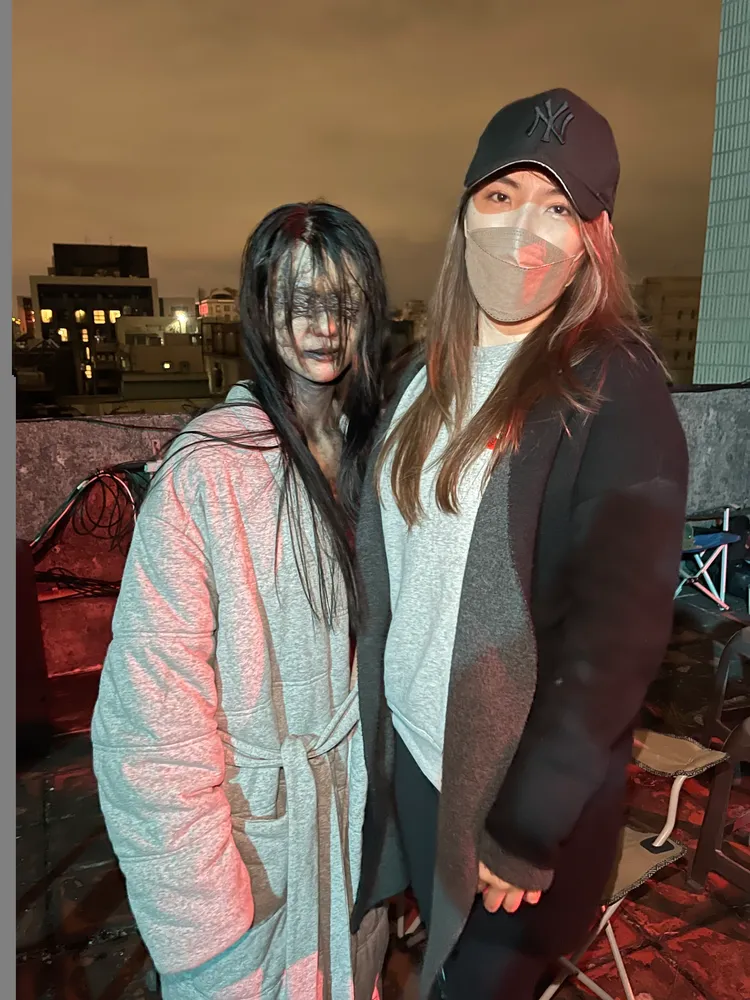 白癡公主（左）在片中畫鬼妝，理科太太去探班。華映提供