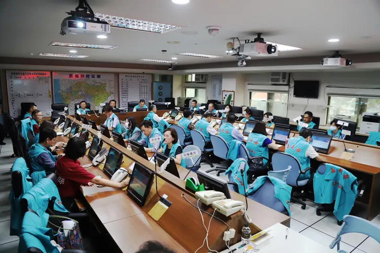 翁章梁要求災害應變中心在地震發生後迅速成立，相關人員在40分鐘內就位。縣府提供