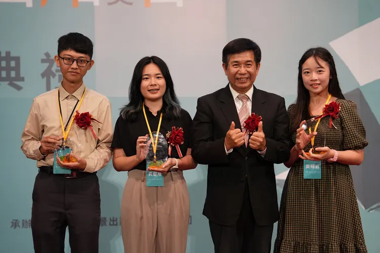 教育部潘部長文忠與閩南語「短篇小說學生組」得獎者合照。教育部提供