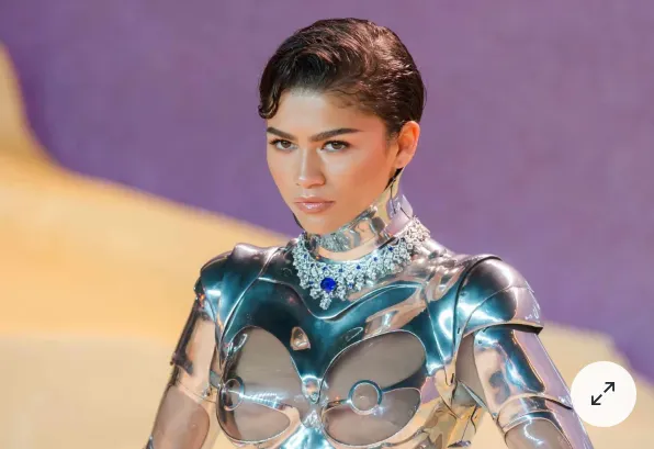 贊妲雅穿著1995年Thierry Mugler機器裝。翻攝　yahoo news