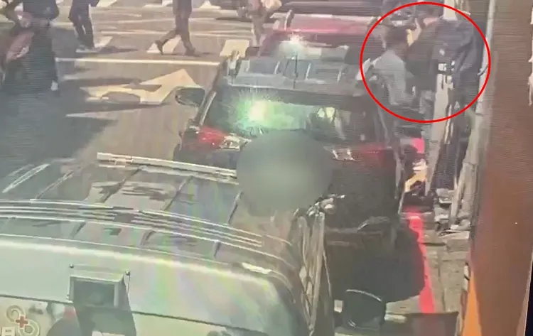 蔣男遭強行帶走。翻攝畫面