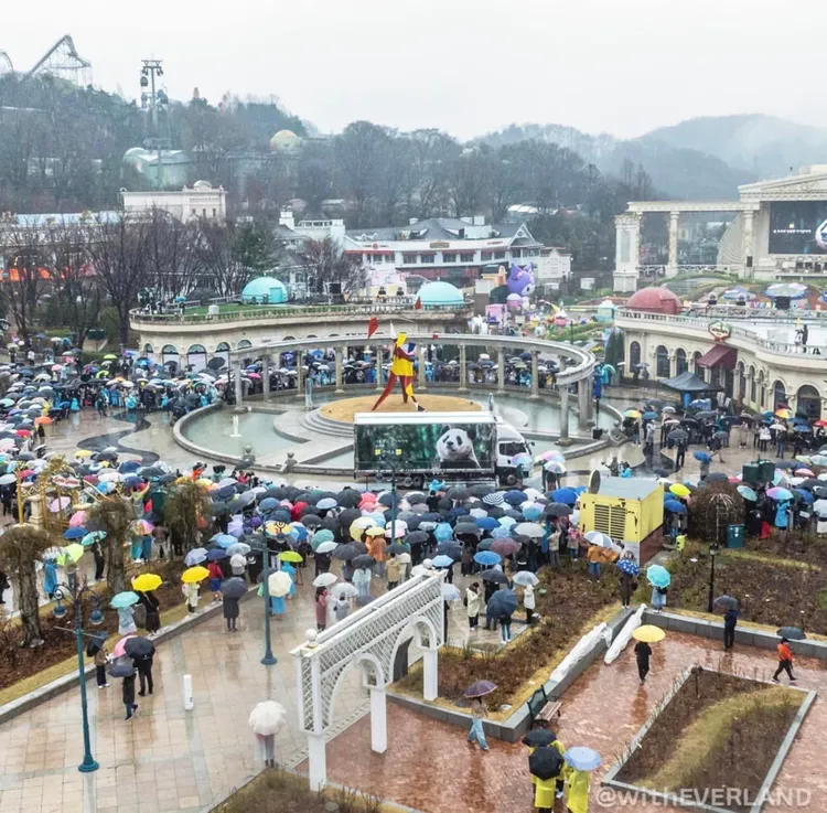 愛寶樂園聚集大批南韓民眾歡送「福寶」。翻攝福寶和爺爺的幸福基地臉書社團