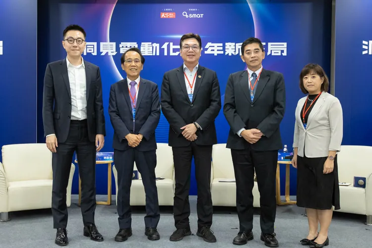 左起Gogoro 台灣總經理姜家煒、高雄市副市長林欽榮、新北市副市長劉和然、台灣智慧移動產業協會理事長邱俊榮、天下未來城市頻道總監陳芳毓。SMAT提供