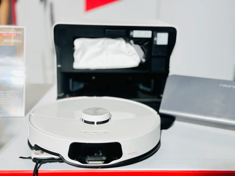 Roborock S8 ＭaxV Ultra的「動態升降雙主刷」設計，雙膠刷材質不易纏繞毛髮。趙筱文攝影。