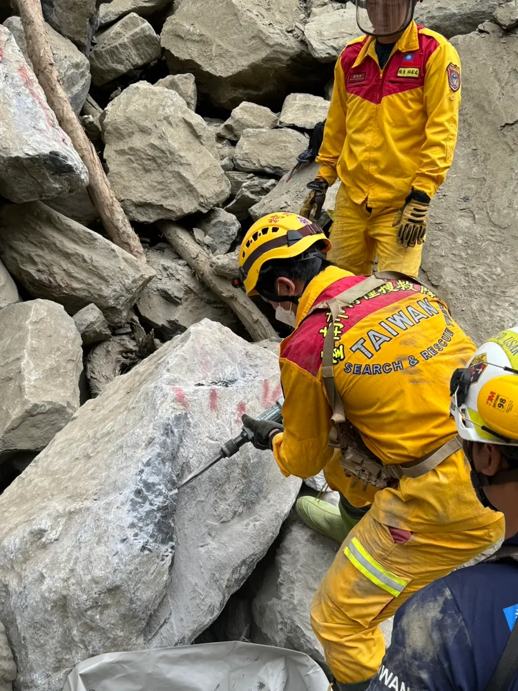 今天上午屏東、台東特搜人員找到2具遺體。救難隊提供