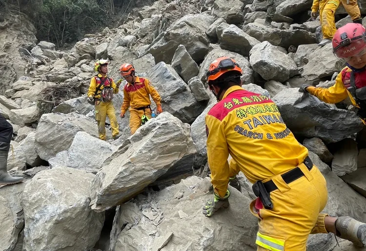 特搜隊人員進行搜救。救難隊提供