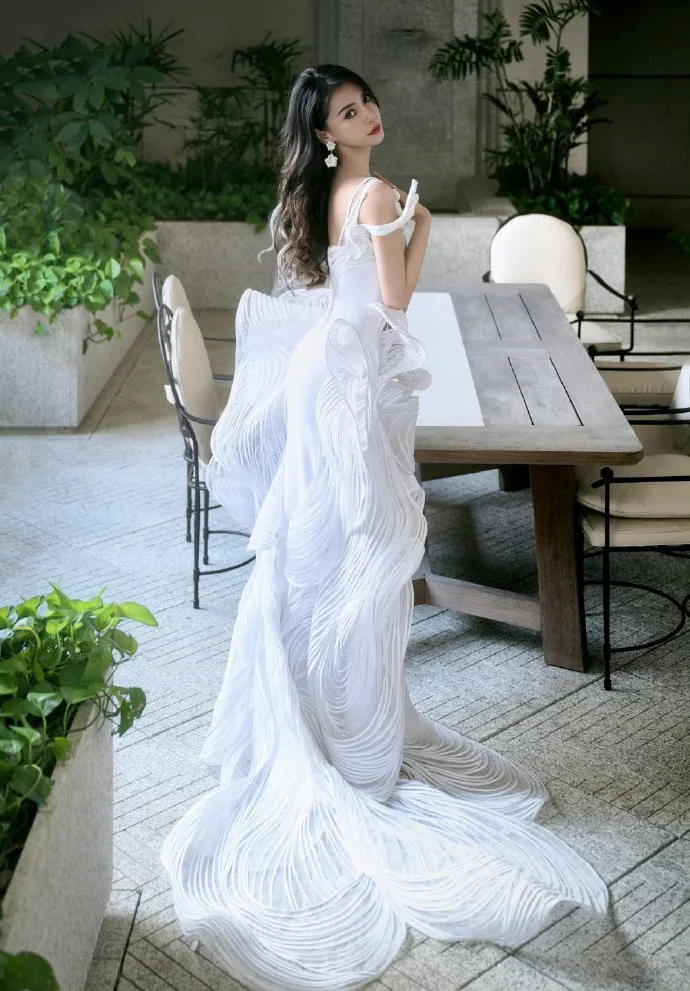 Angelababy新解鎖Gaurav Gupta 2023秋冬高级訂制系列禮服。翻攝楊穎工作室微博