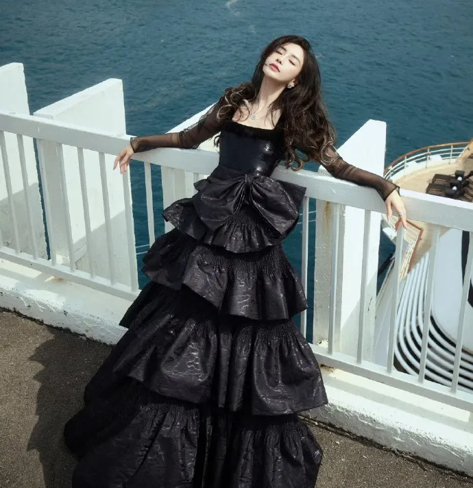 Angelababy這套戰袍出自Viktor & Rolf 2024春夏高訂。翻攝楊穎工作室微博