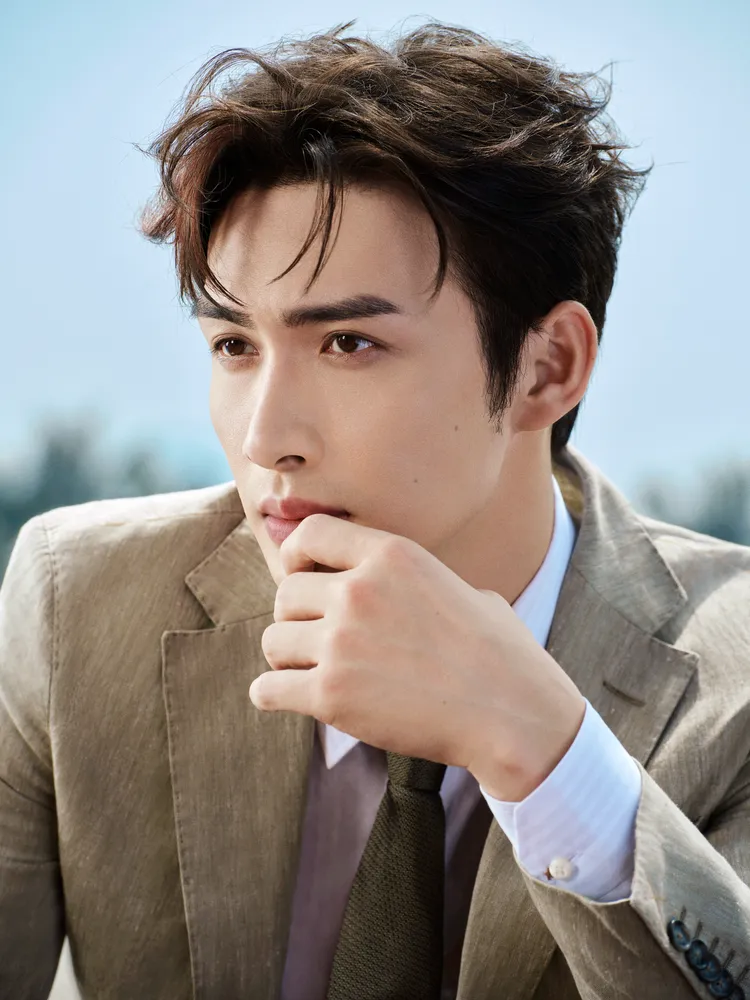 張彬彬換上輕盈面料製成的西裝外套。品牌提供