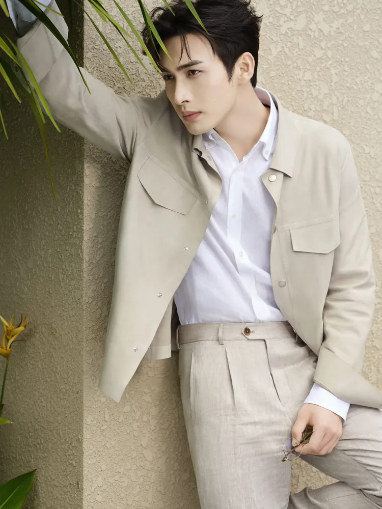 張彬彬穿著相當清爽的米白色麂皮襯衫。品牌提供