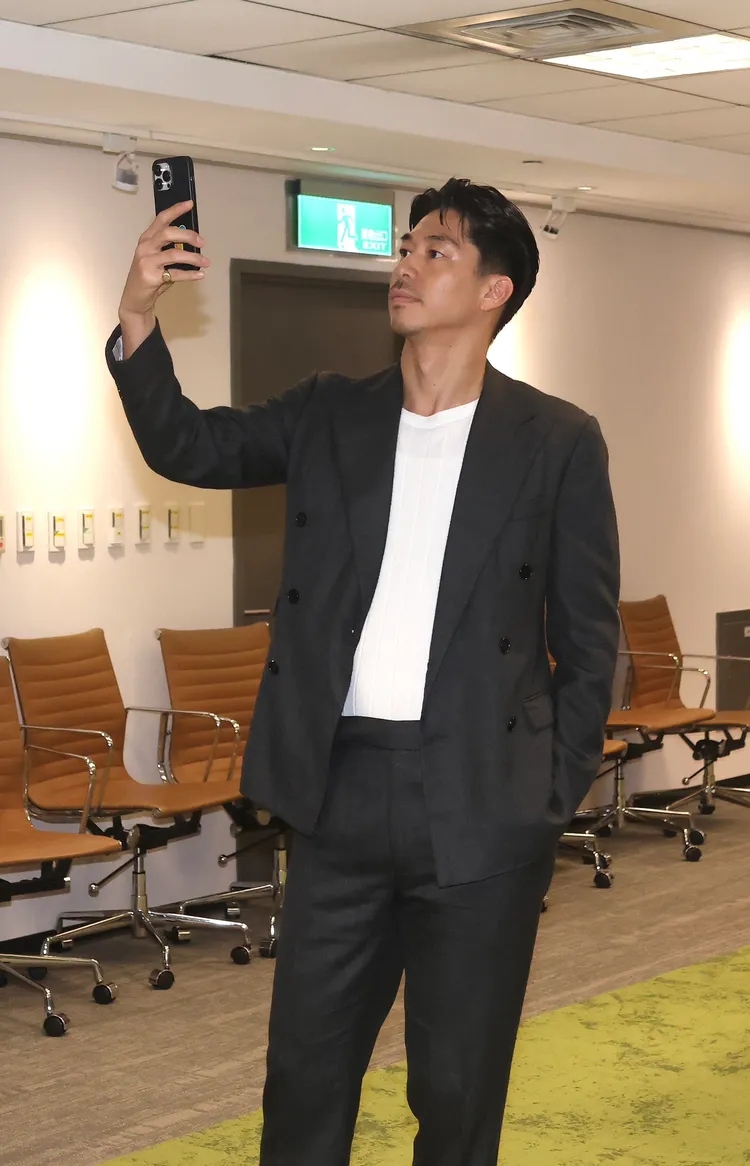 AKIRA站在後方拍攝師弟八木勇征。彭欣偉攝