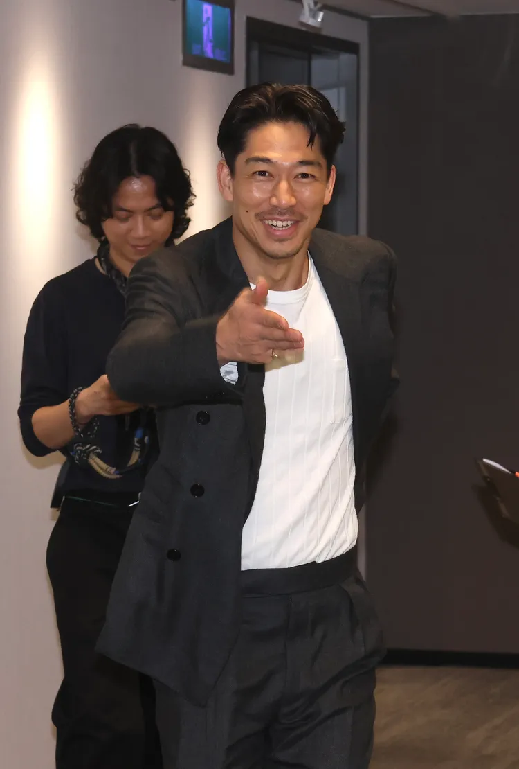 AKIRA比手勢希望媒體關注在八木勇征身上。彭欣偉攝