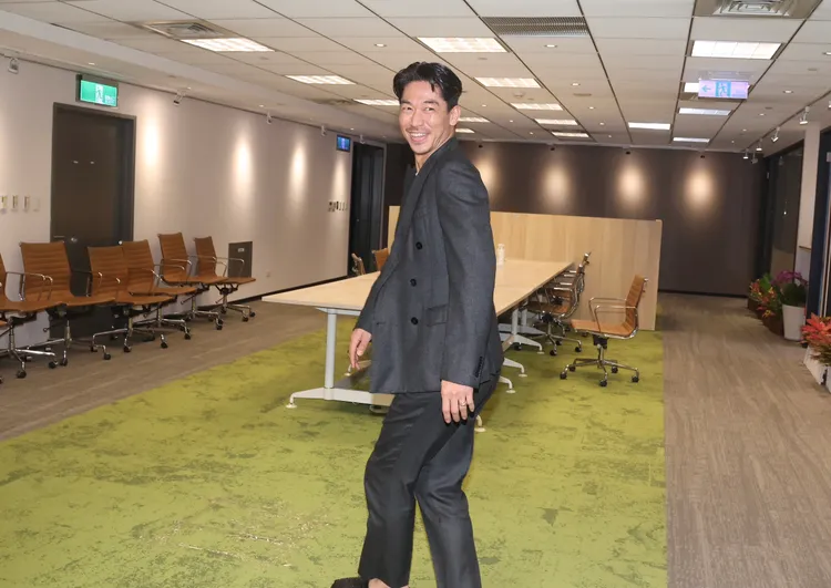 AKIRA不希望反客為主，逃跑到後面。彭欣偉攝