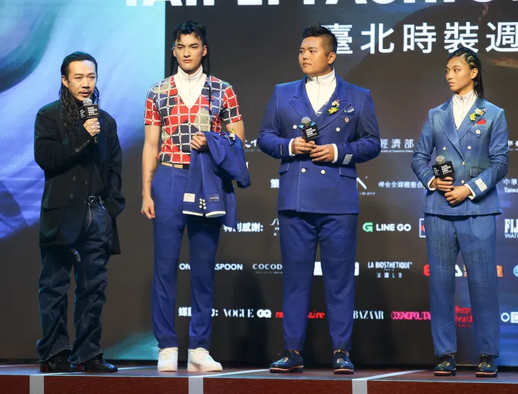 周裕穎(左)說明設計理念。  中央社