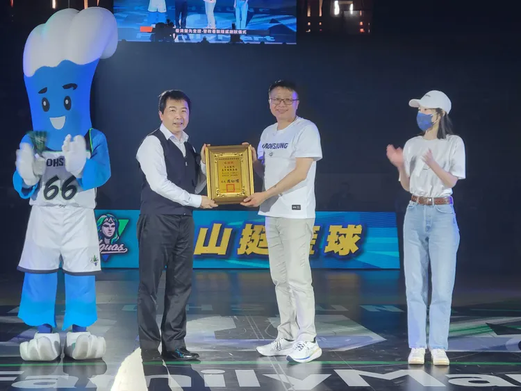 刑事局致贈感謝狀予玉山金控行銷長林俊佑。翻攝畫面