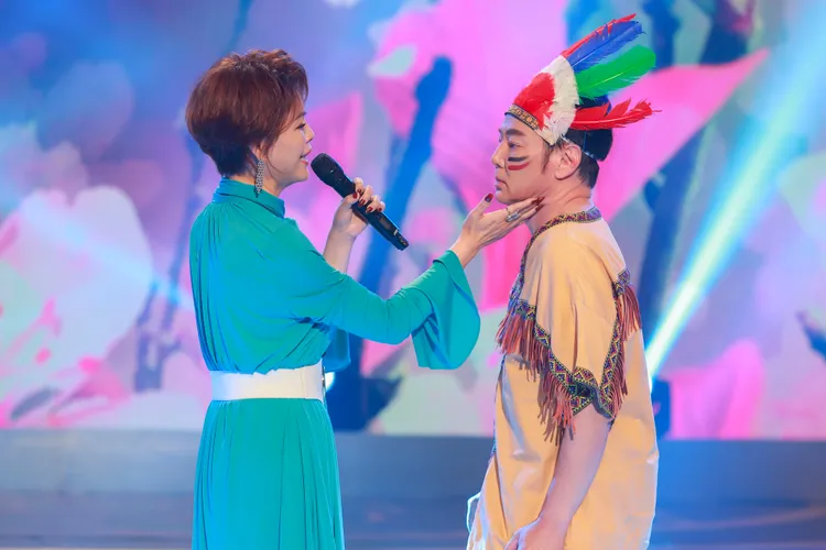 陽帆（右）突然跳舞，並與陳秀美對看摸臉。民視提供