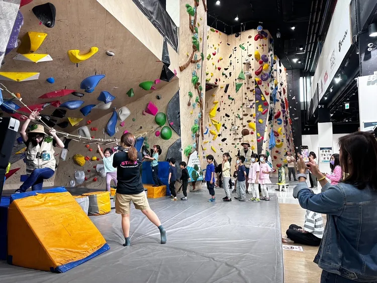 Global Mall桃園A19，連假期間湧大量親子客群體驗攀岩。Global Mall提供