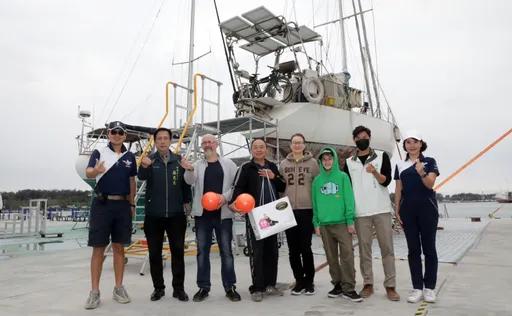 逃避戰亂!烏克蘭1家3口故障帆船修復完成 承載台南各界愛心航向新生活