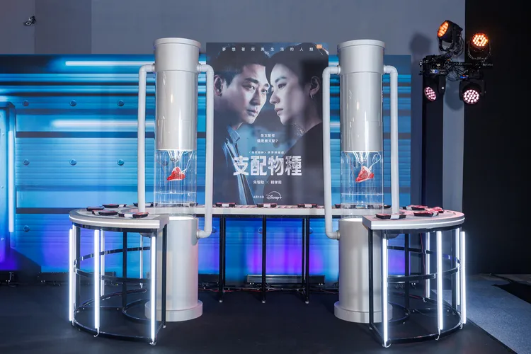 現場布置成韓孝周在《支配物種》打造的人工培植肉實驗室。Disney+提供