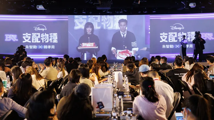 韓孝周、朱智勛在韓國透過視訊的方式，與台灣粉絲互動。Disney+提供