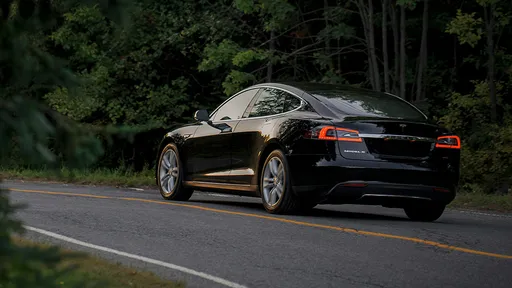 特斯拉Model S「自動駕駛」追撞輾殺騎士 司機涉駕車殺人遭逮