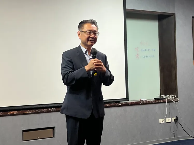 教育局副局長劉明超致詞，鼓勵孩子學習體驗主播製播。營隊提供