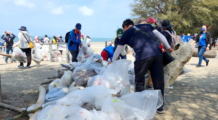 垃圾以菸蒂、保麗龍、烤肉架、寶特瓶、吸管最多。奇美醫院提供