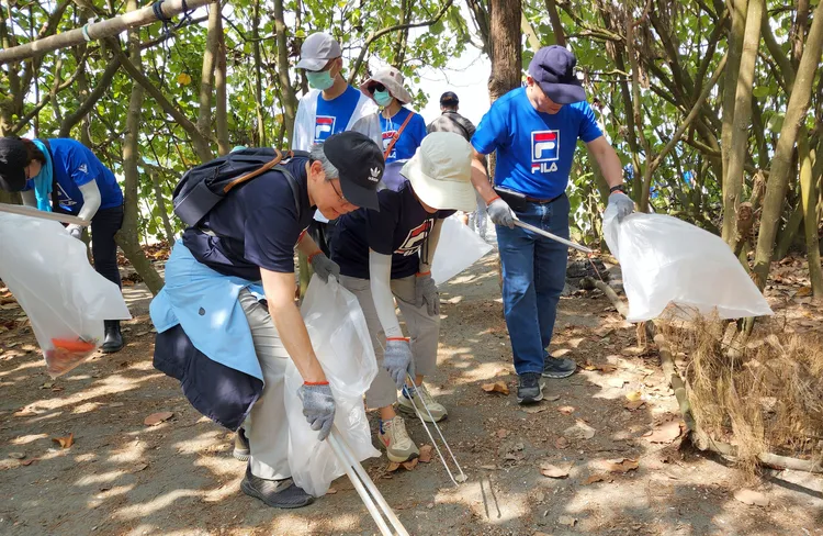 奇美醫院副院長田宇峯(右一
)、副院長郭行道(左二)合力淨灘。奇美醫院提供