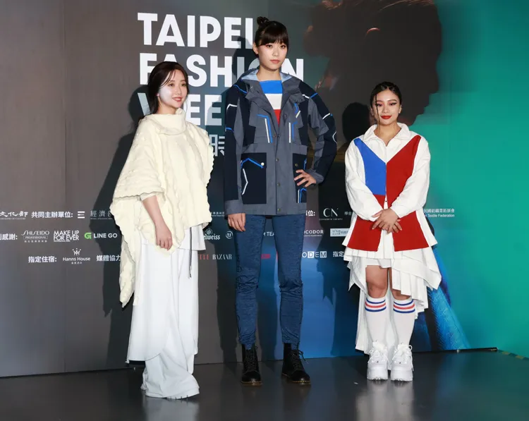 射擊國手吳佳穎（左起）、跆拳道羅嘉翎、舉重國手方莞靈一同跨界走秀。莊宗達攝